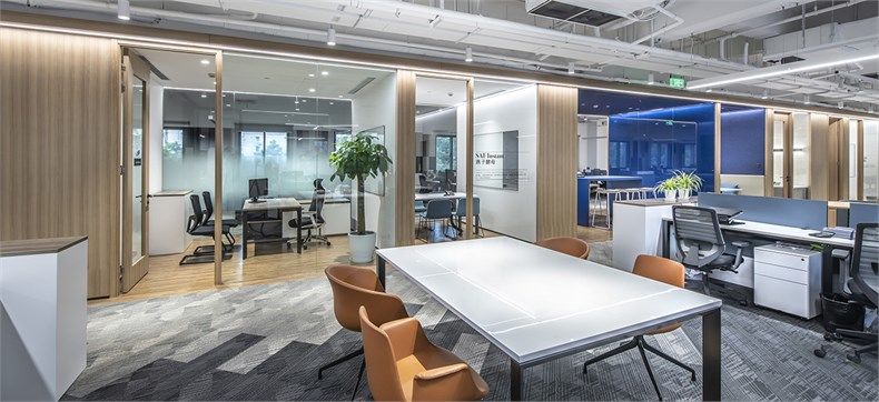 溫暖人性的工業(yè)風簡約辦公室設(shè)計賞析