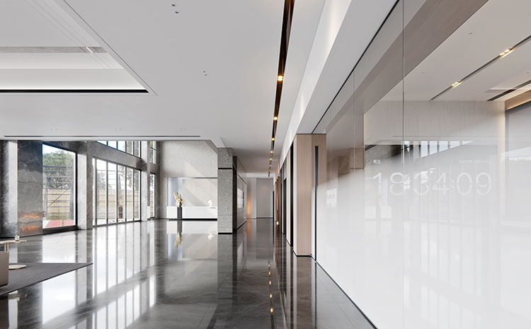 合肥辦公室裝修選擇中空百葉隔斷與不銹鋼單玻玻璃隔斷的對(duì)比